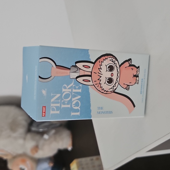 PIN FOR LOVE MINI POPMART LABUBU - LETTER R - BLACK - Picture 4 of 4